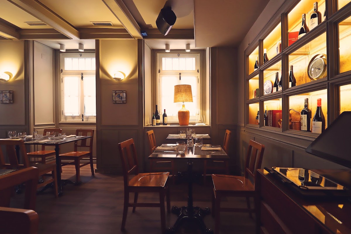 Coração Português Restaurante warm dining room